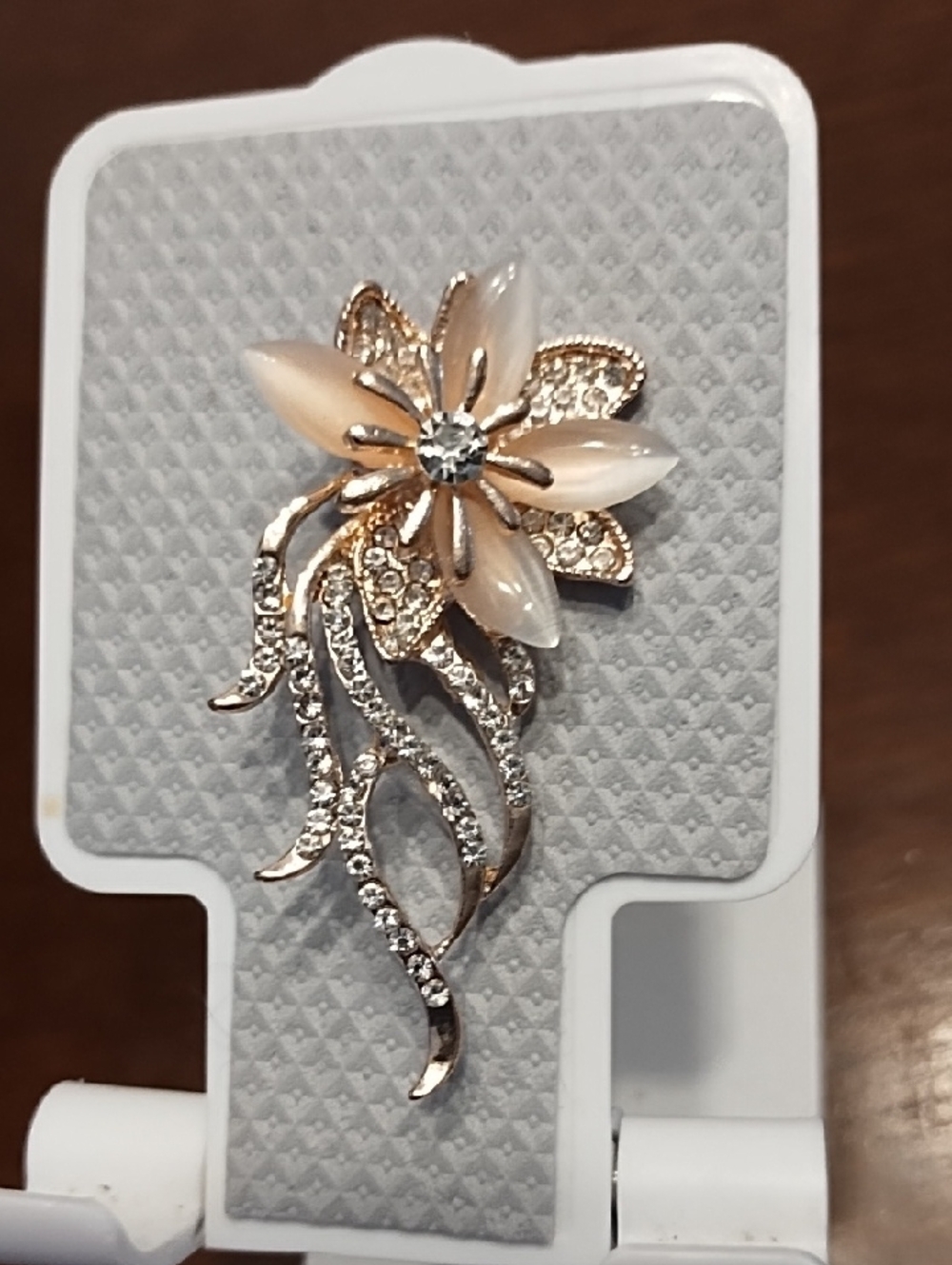 Elegant Pearl Floral Brooch Pin in Gold Tone